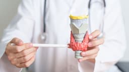 Graves’ Disease: Symptoms, Effects On the Eyes and Treatment