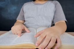 How can I tell if my child needs glasses?